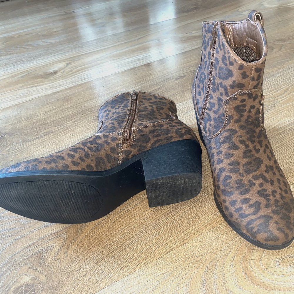 TRUE CRAFT leopard print boots size 6 1/2